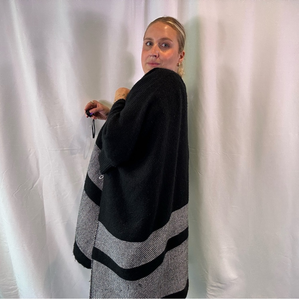 100% wool poncho - Picture 3 of 5